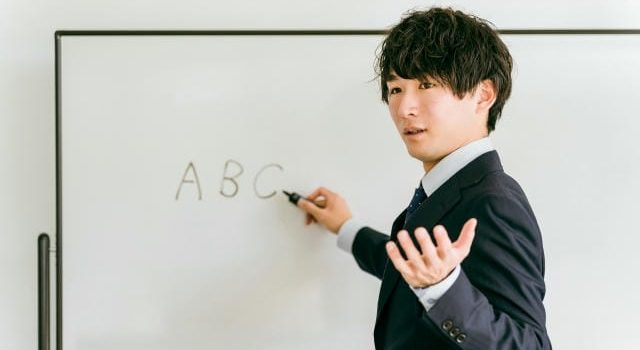 銀行は本当にホワイトなのか働きやすさランキングから見る現代の労働環境改革