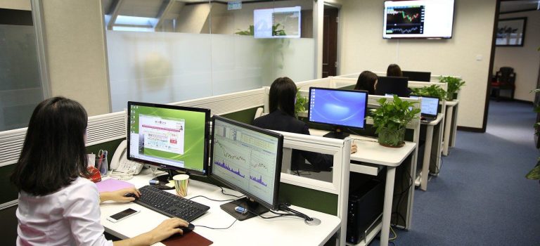 銀行業界のリアルな働きやすさとホワイト度を多角的に分析する